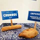 Su un tavolino ad esempio notiamo due prodotti fritti: sono il churro e l�empanadas